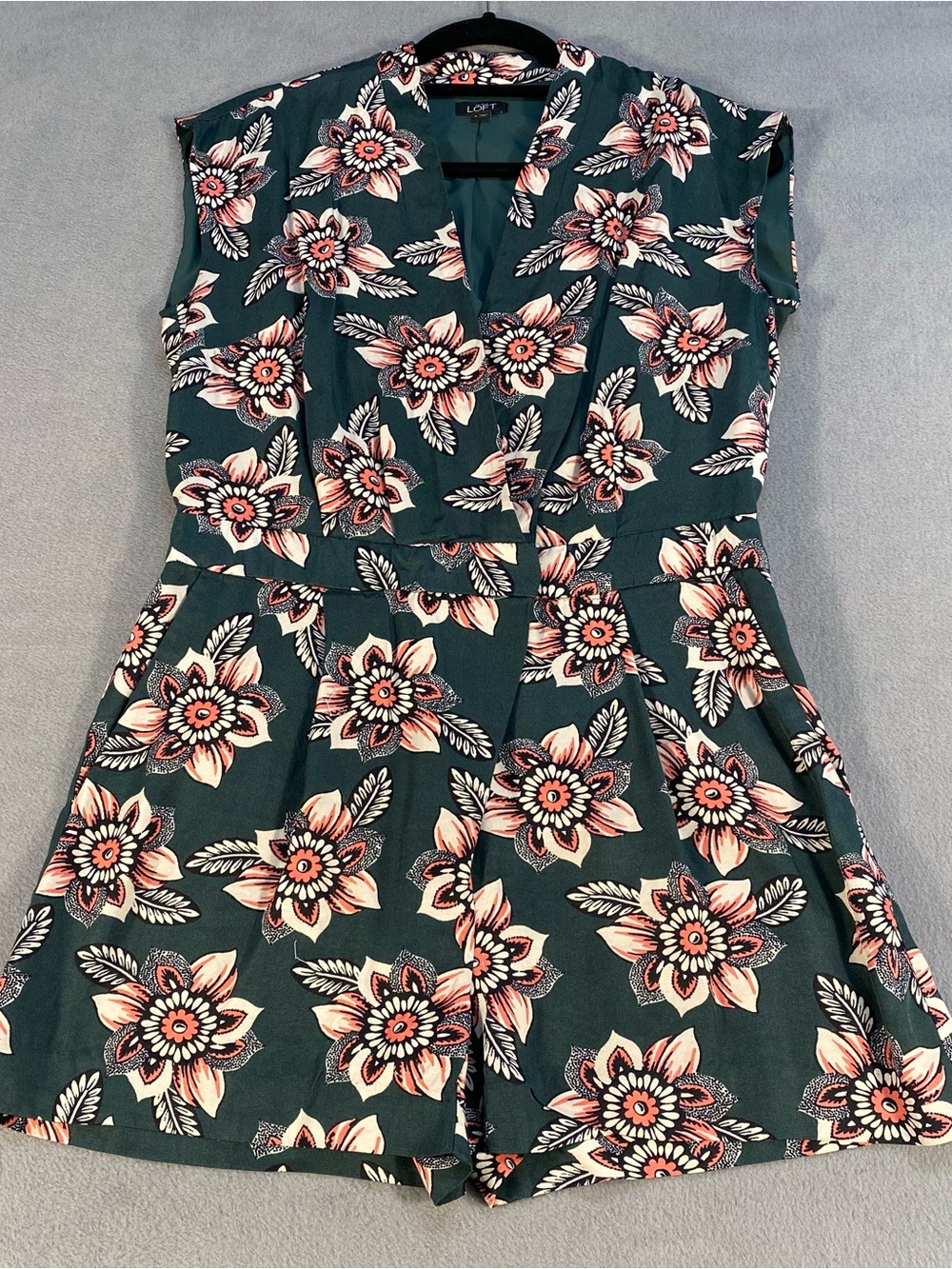 Ann Taylor LOFT women’s Green Floral Wrap Front Sleeveless Romper, size 2